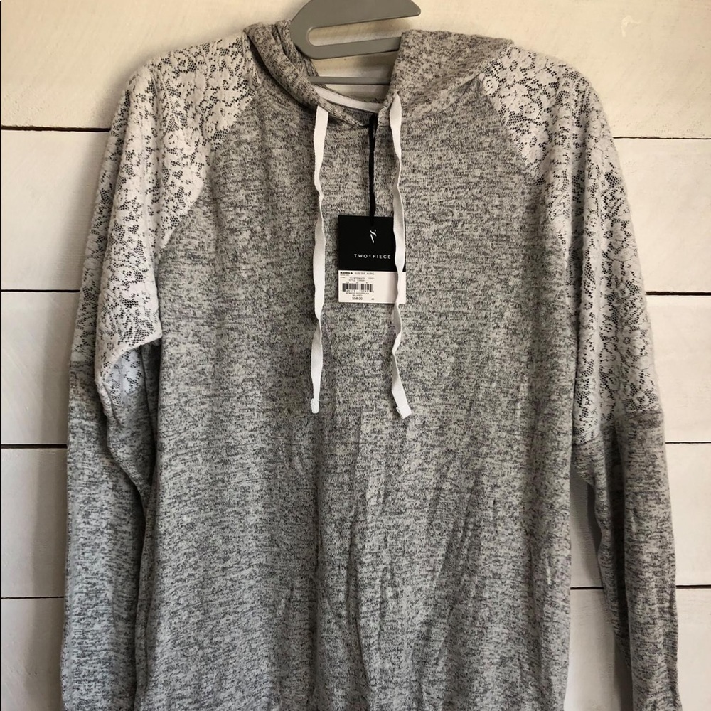 NWT  Vera Wang Pullover , Size Small